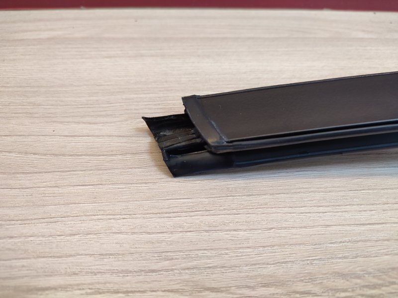 Направляющая стекла двери