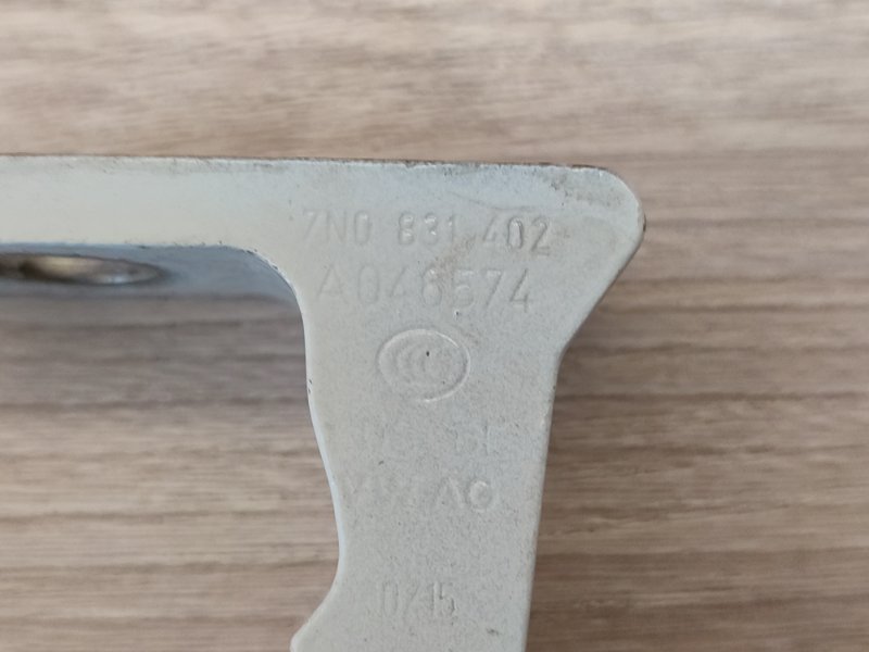 Петля двери