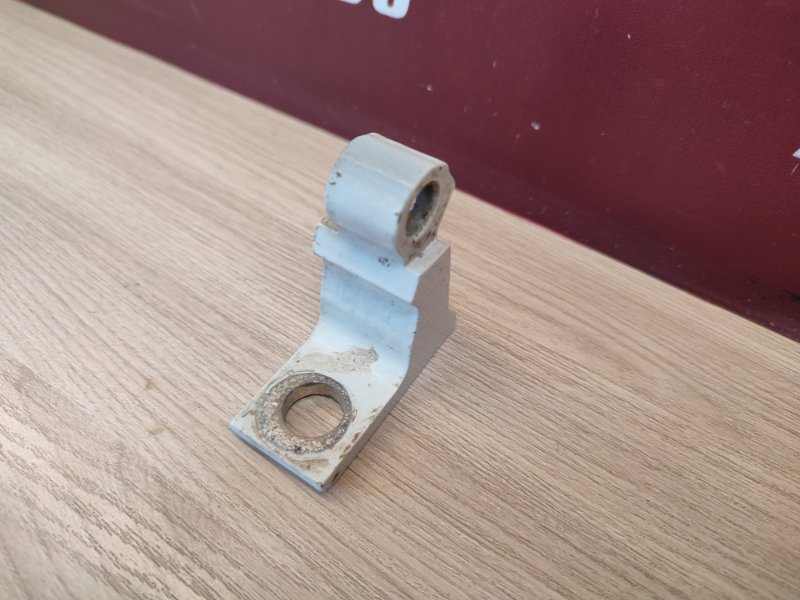 Петля двери