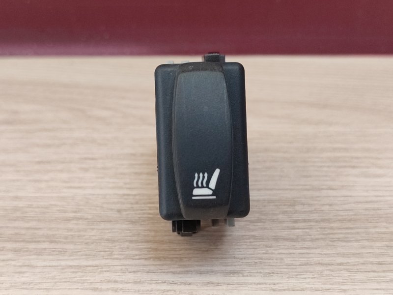 Кнопка обогрева сидений