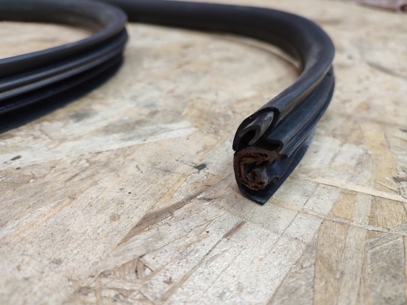 Уплотнитель двери