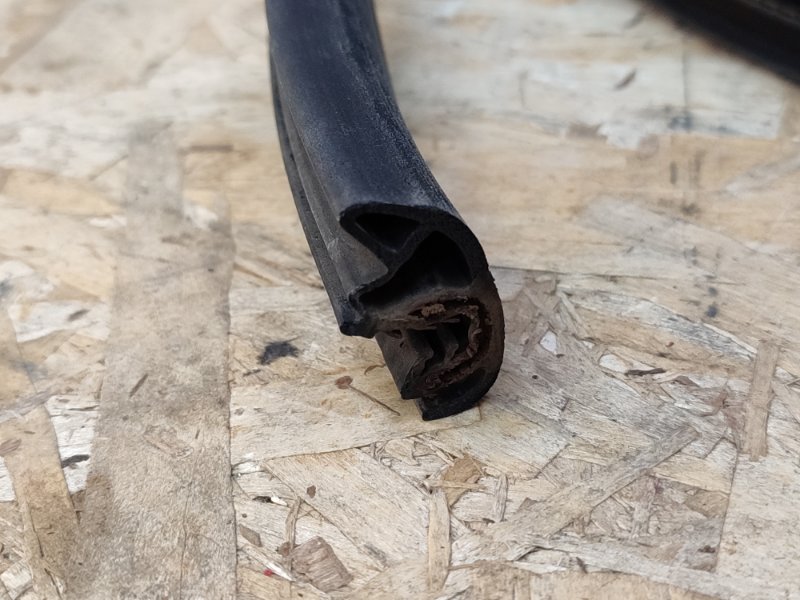 Уплотнитель двери