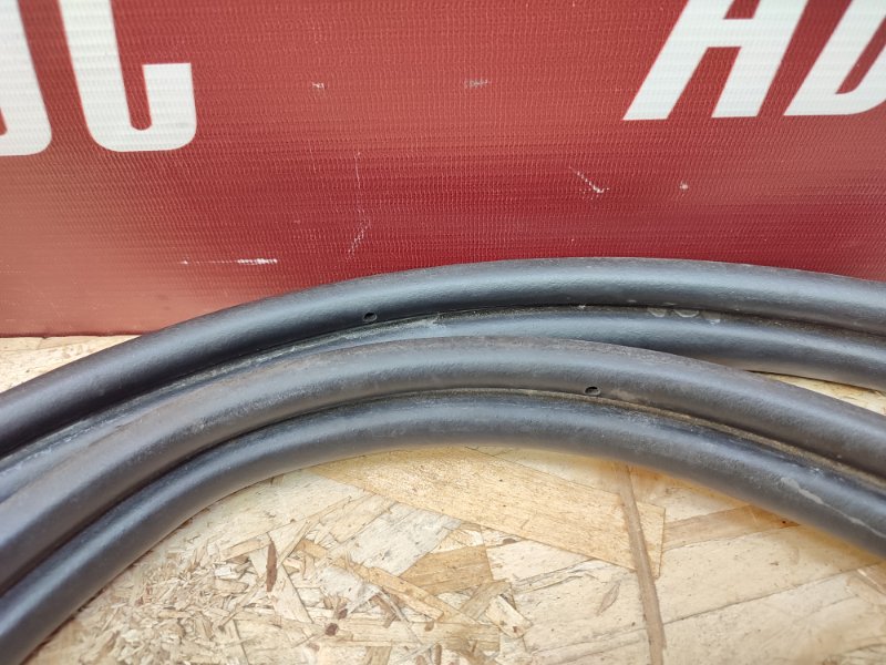 Уплотнительная резинка крышки багажника