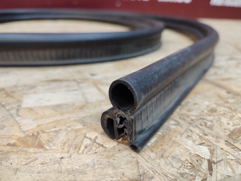 Уплотнительная резинка крышки багажника