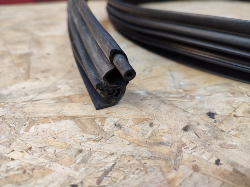 Уплотнитель двери