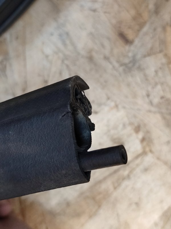 Уплотнитель двери