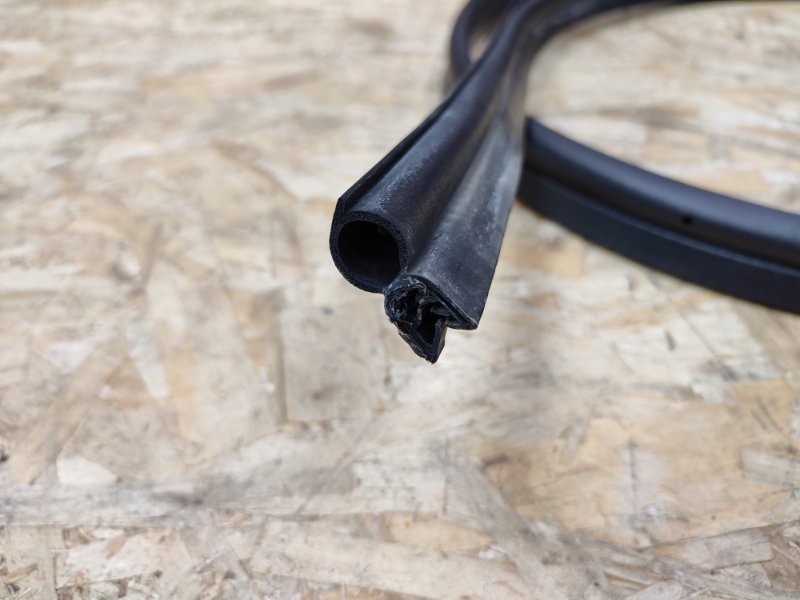 Уплотнительная резинка крышки багажника