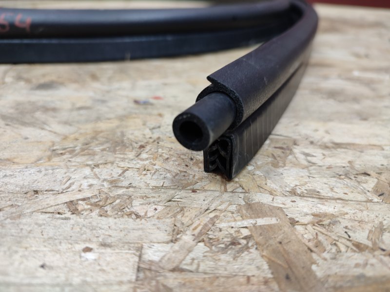 Уплотнительная резинка крышки багажника