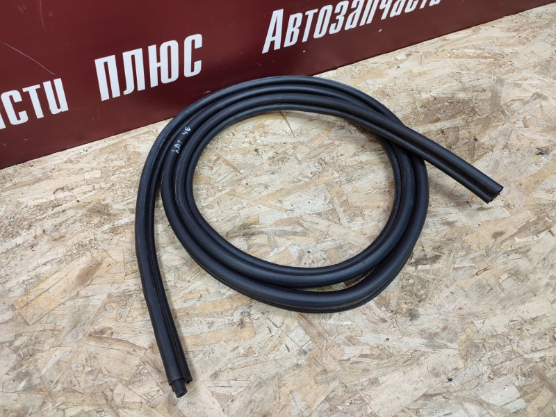 Уплотнительная резинка крышки багажника
