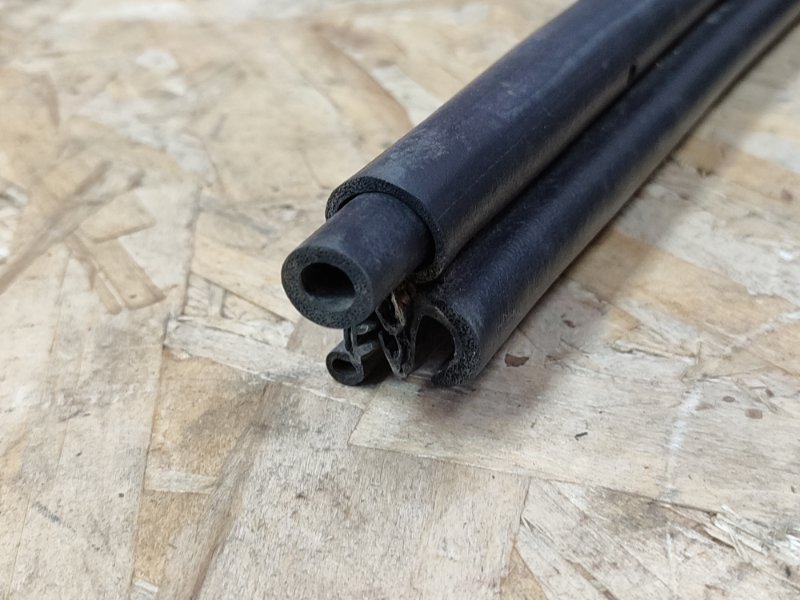 Уплотнительная резинка крышки багажника