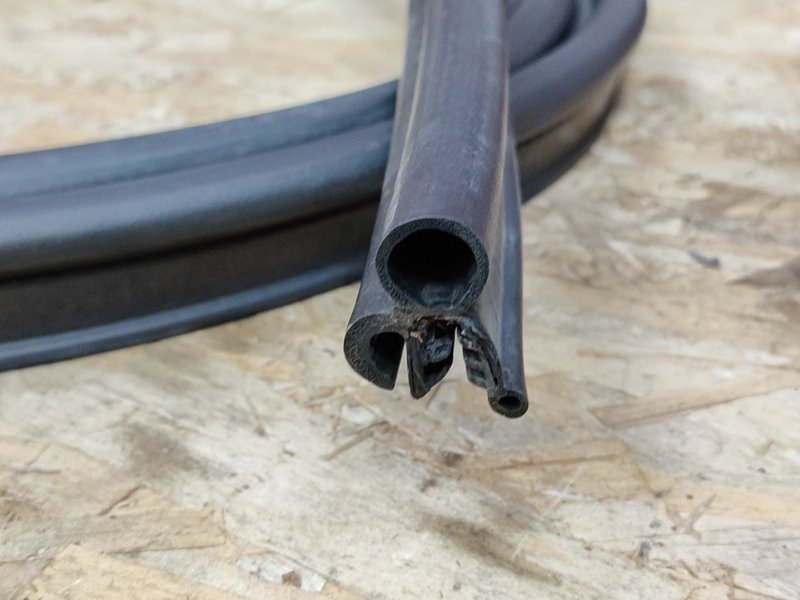 Уплотнительная резинка крышки багажника