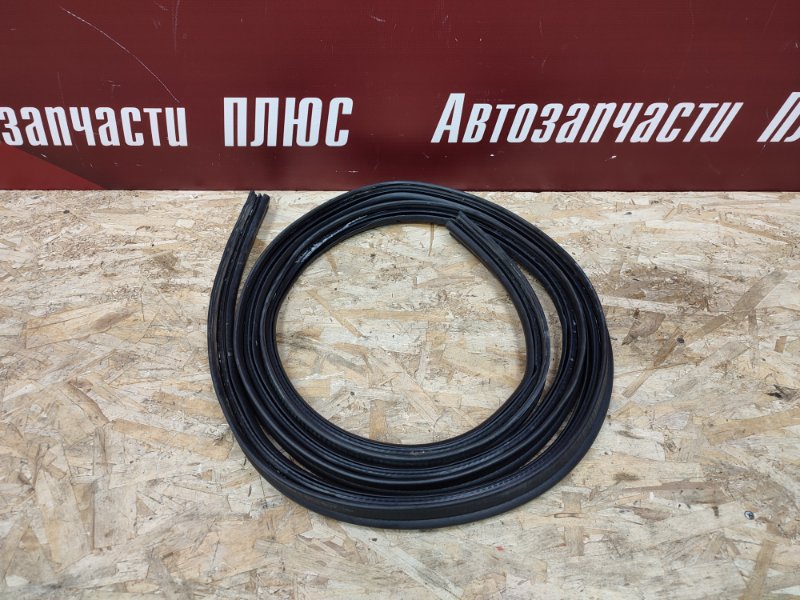 Уплотнительная резинка крышки багажника