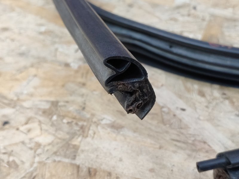 Уплотнитель двери