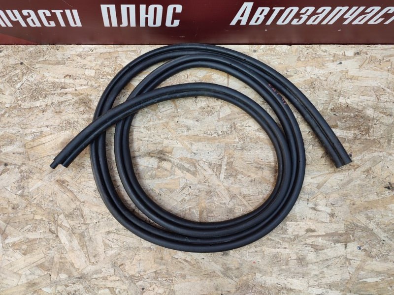 Уплотнительная резинка крышки багажника