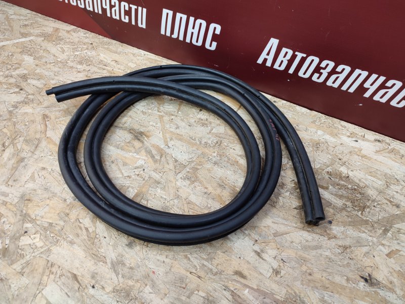 Уплотнительная резинка крышки багажника