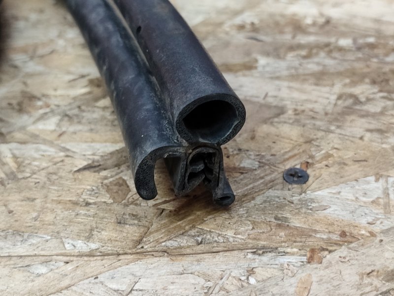 Уплотнительная резинка крышки багажника