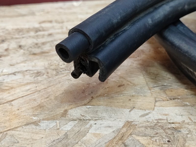 Уплотнительная резинка крышки багажника