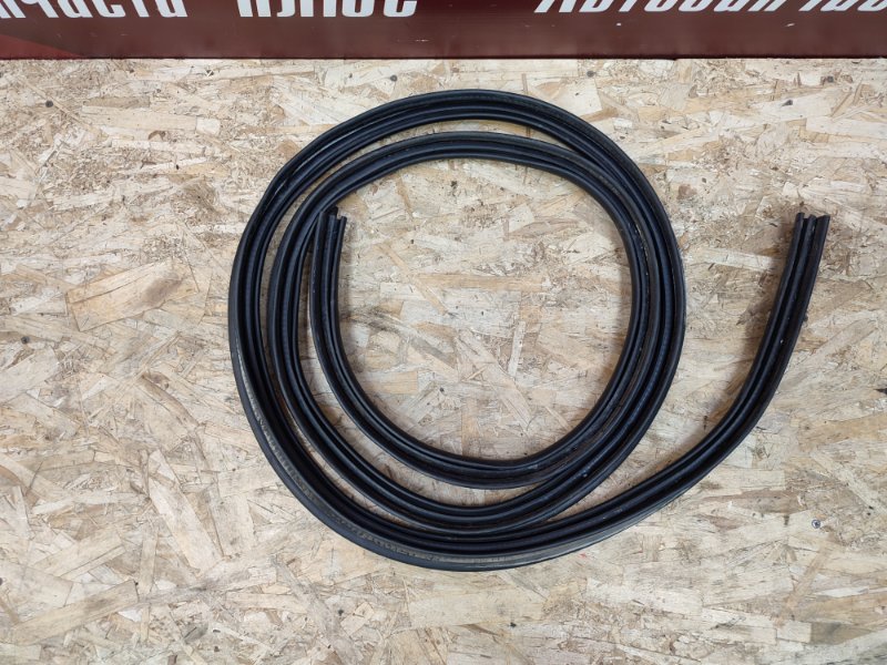 Уплотнительная резинка крышки багажника