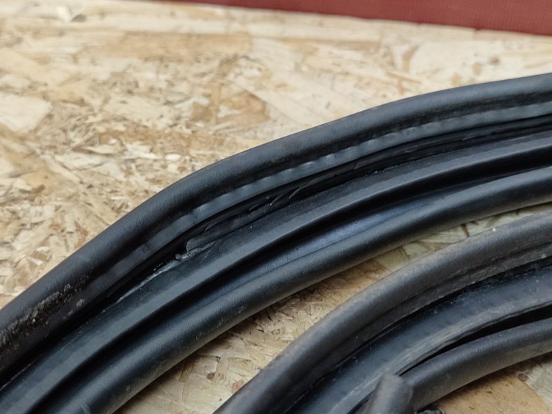 Уплотнительная резинка крышки багажника