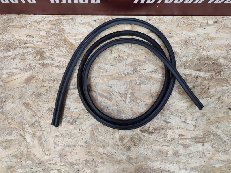 Уплотнительная резинка крышки багажника