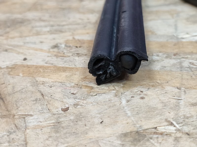 Уплотнительная резинка крышки багажника