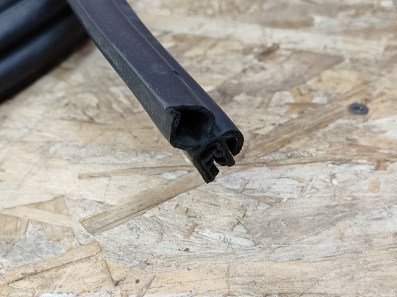 Уплотнительная резинка крышки багажника