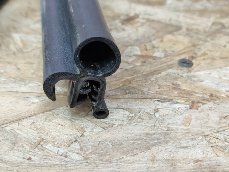 Уплотнительная резинка крышки багажника