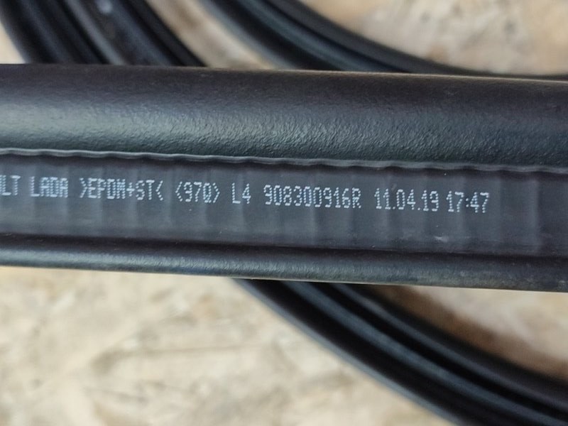 Уплотнительная резинка крышки багажника