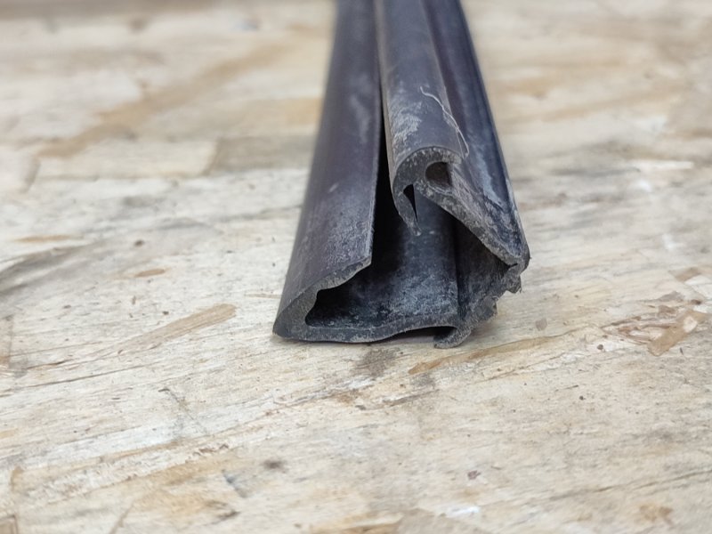 Уплотнитель стекла      двери