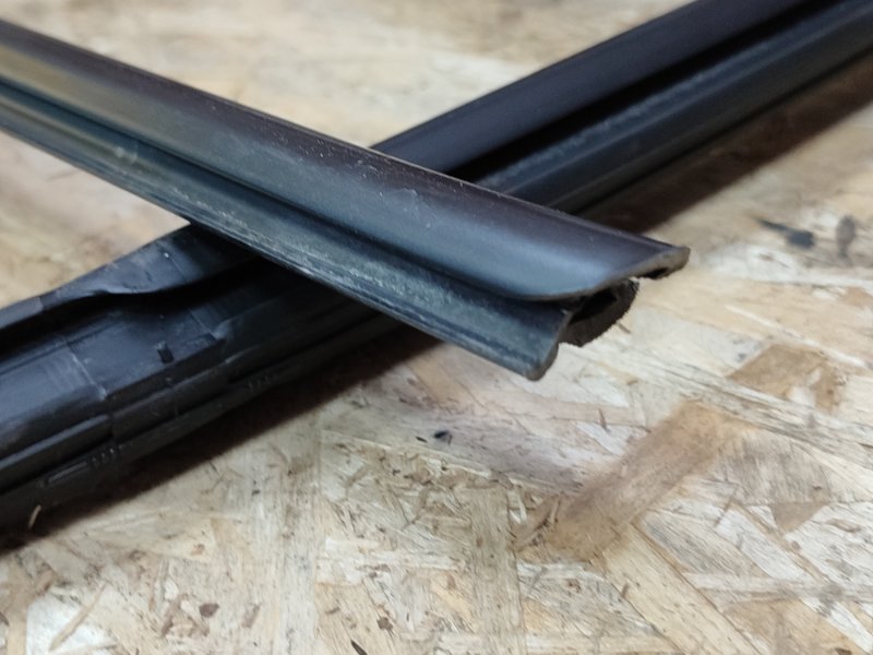 Уплотнитель стекла      двери