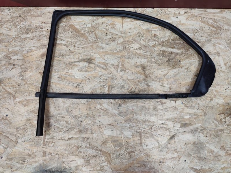 Уплотнитель стекла      двери