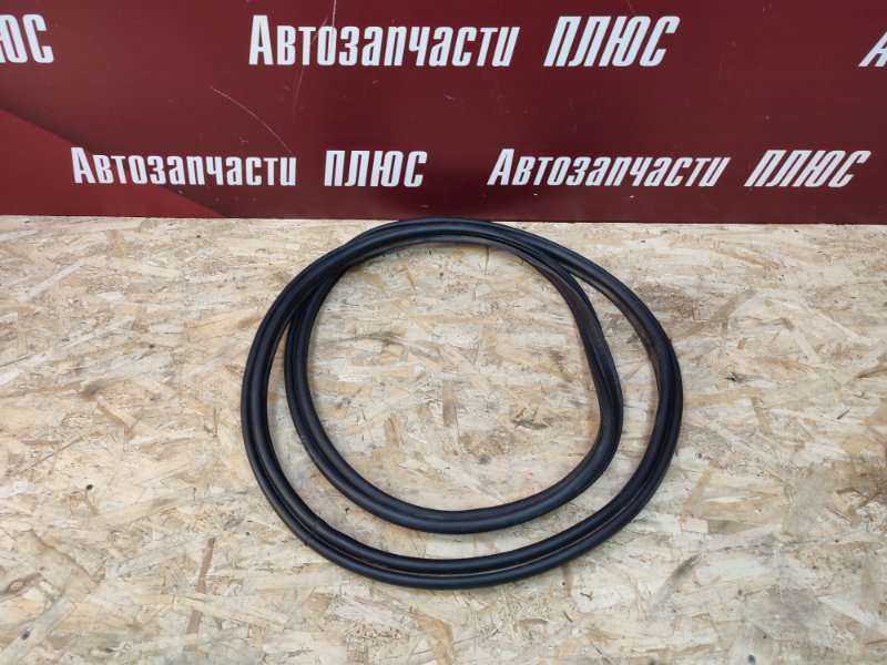 Уплотнительная резинка крышки багажника