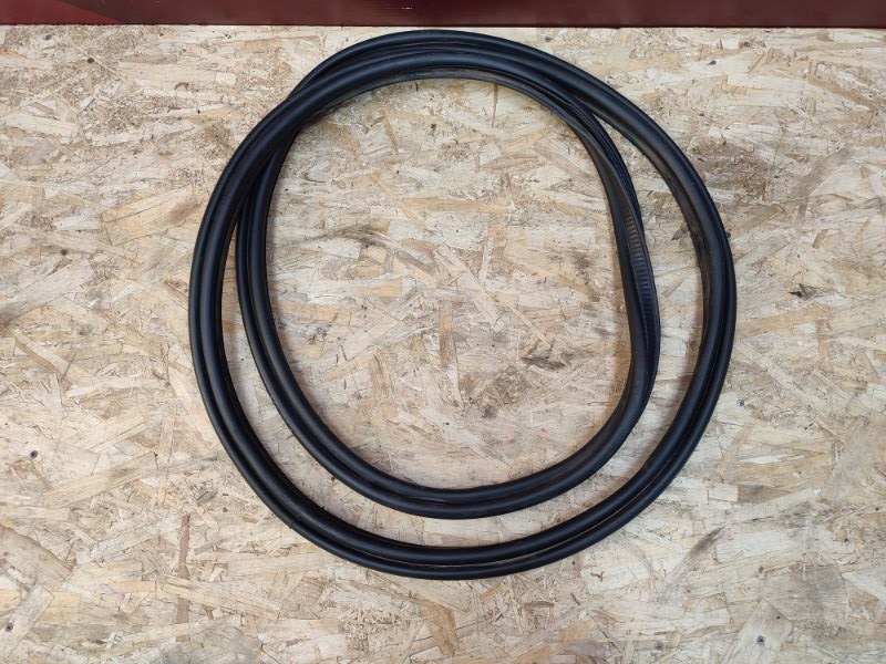 Уплотнительная резинка крышки багажника