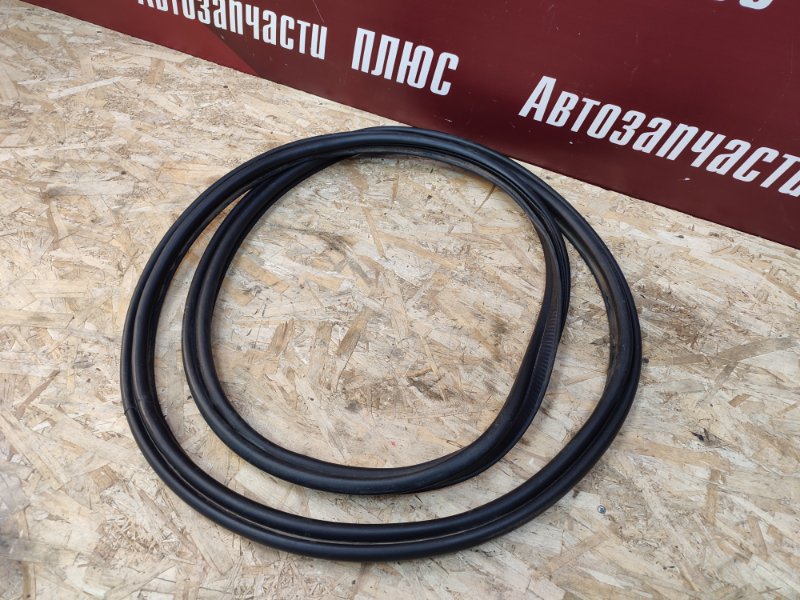 Уплотнительная резинка крышки багажника