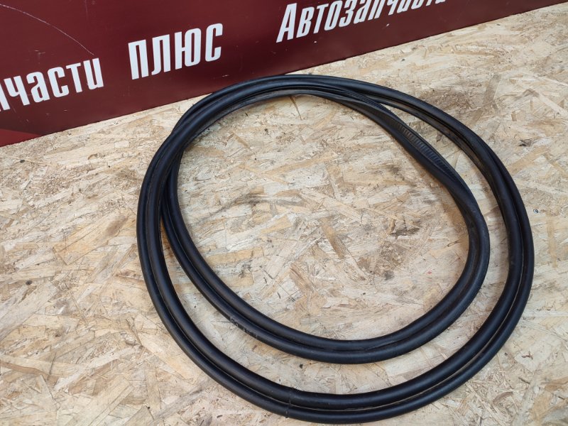 Уплотнительная резинка крышки багажника