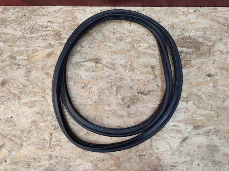 Уплотнительная резинка крышки багажника