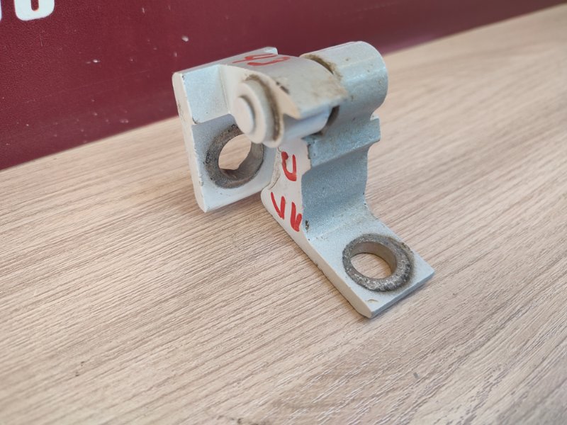 Петля двери