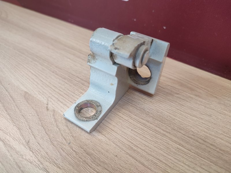 Петля двери