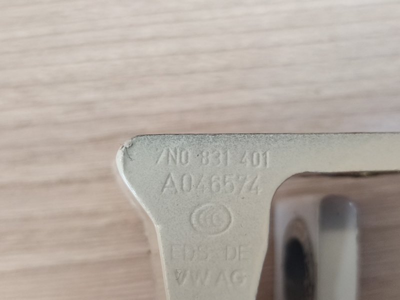 Петля двери