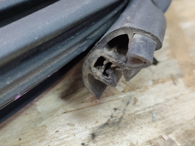 Уплотнитель двери