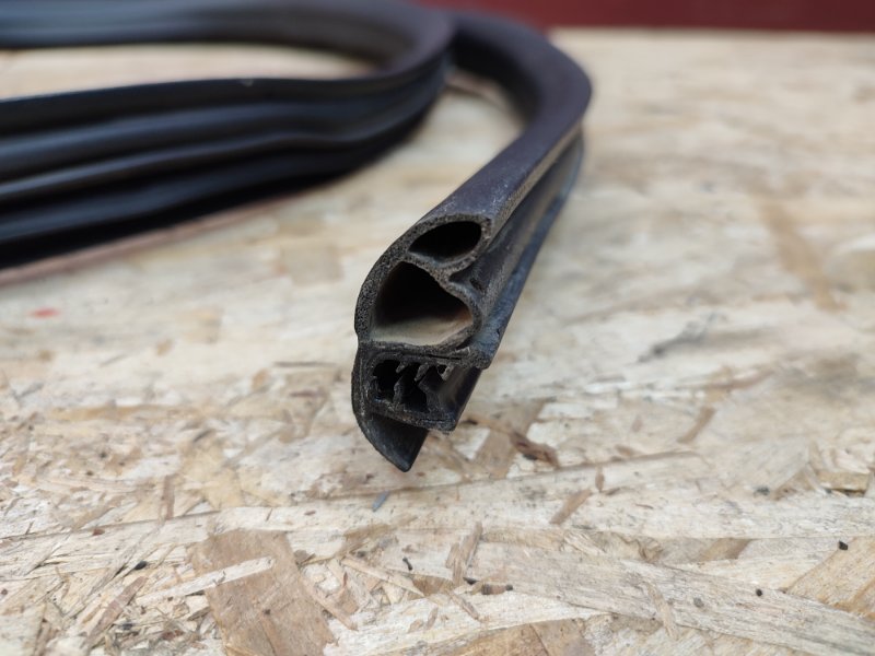 Уплотнитель двери