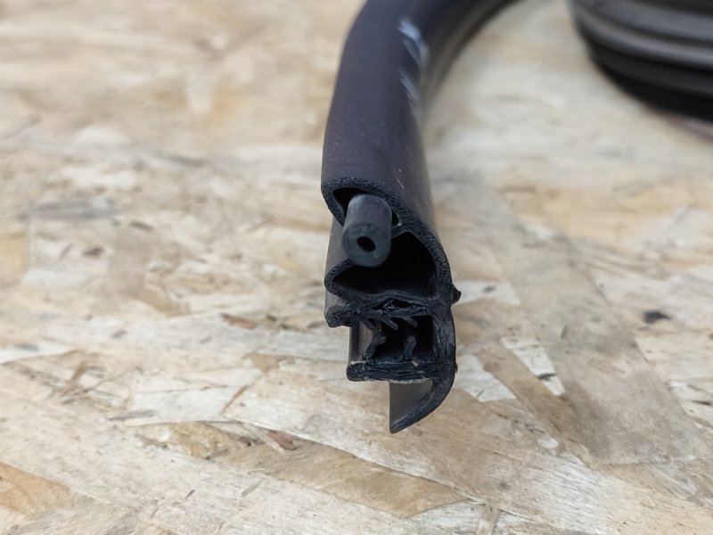 Уплотнитель двери