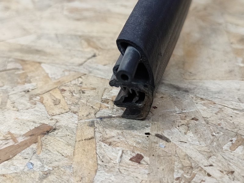 Уплотнитель двери