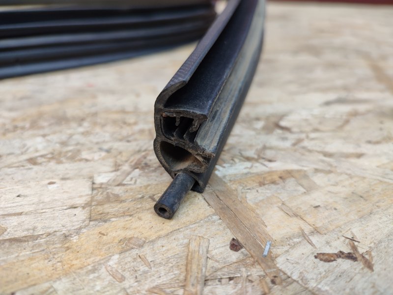 Уплотнитель двери