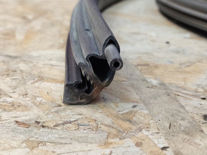 Уплотнитель двери