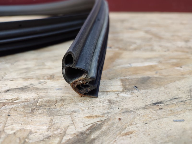 Уплотнитель двери