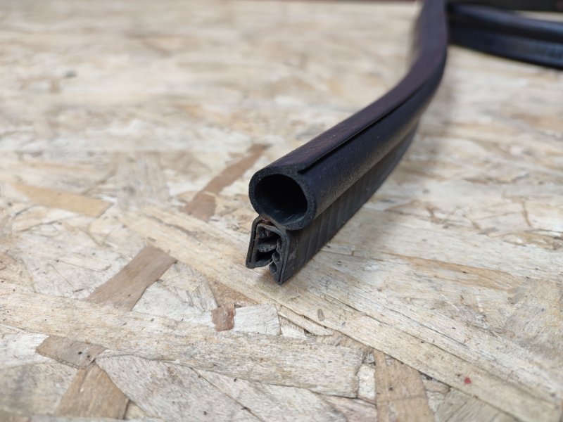 Уплотнительная резинка крышки багажника