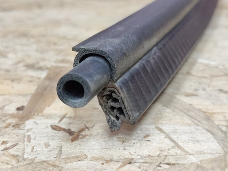 Уплотнительная резинка крышки багажника