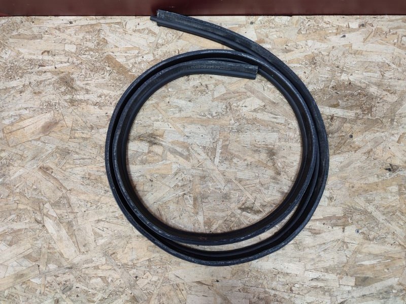 Уплотнительная резинка крышки багажника