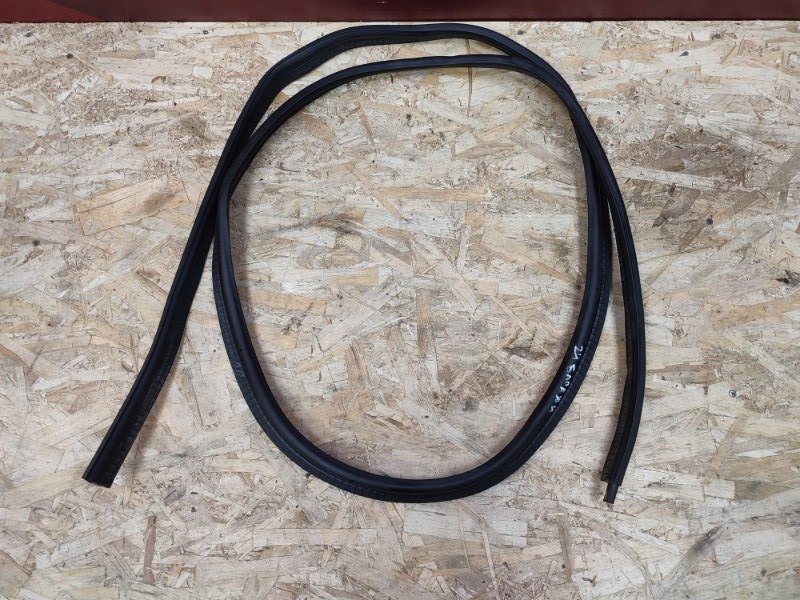 Уплотнительная резинка крышки багажника